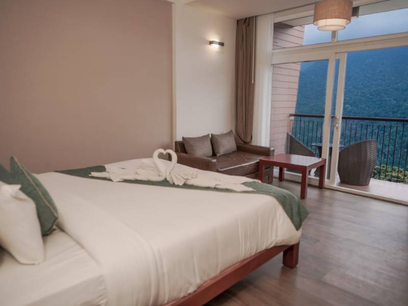 Explore Luxury stay- Family Resort Munnar Shola Crown in 2025